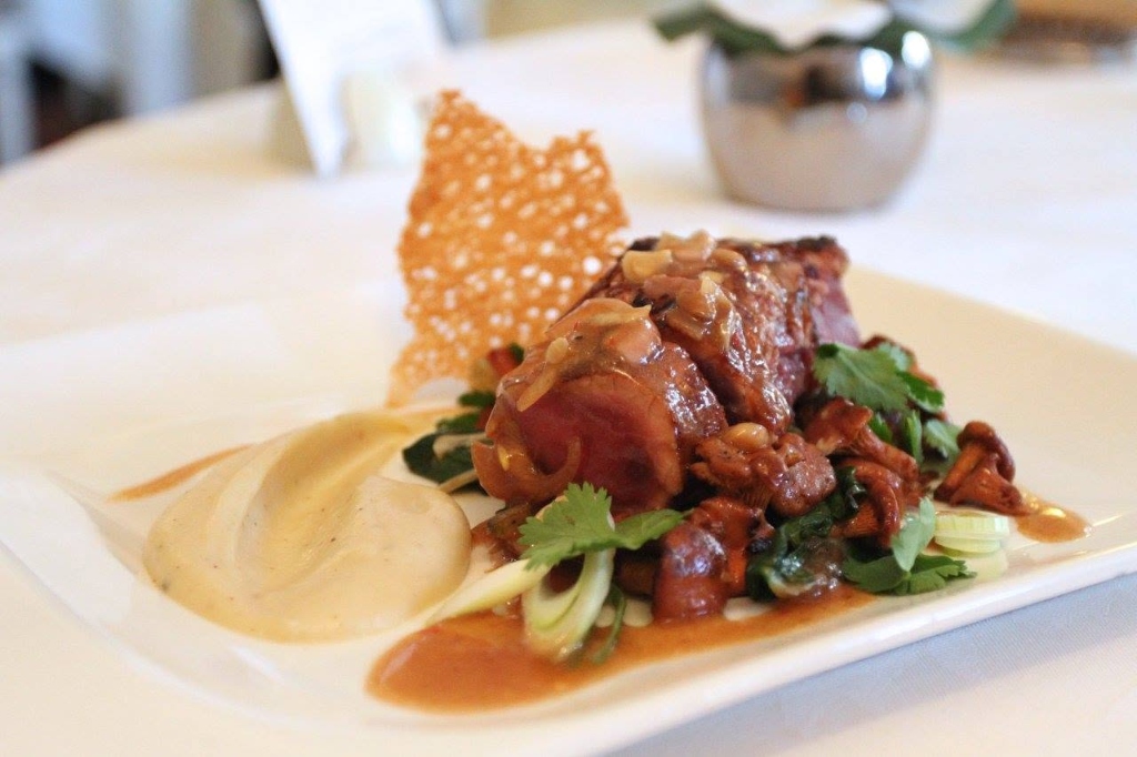 Dressage gastronomique viande rôtie et girolles