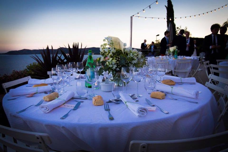 Table de réception mariage au coucher du soleil avec vue mer